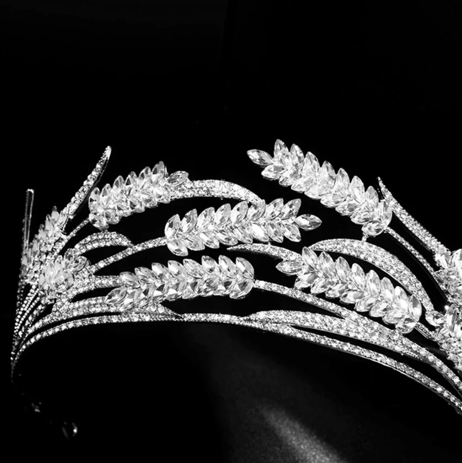 etalhes de ramos cravejados em coroa luxo contemporânea para casamento