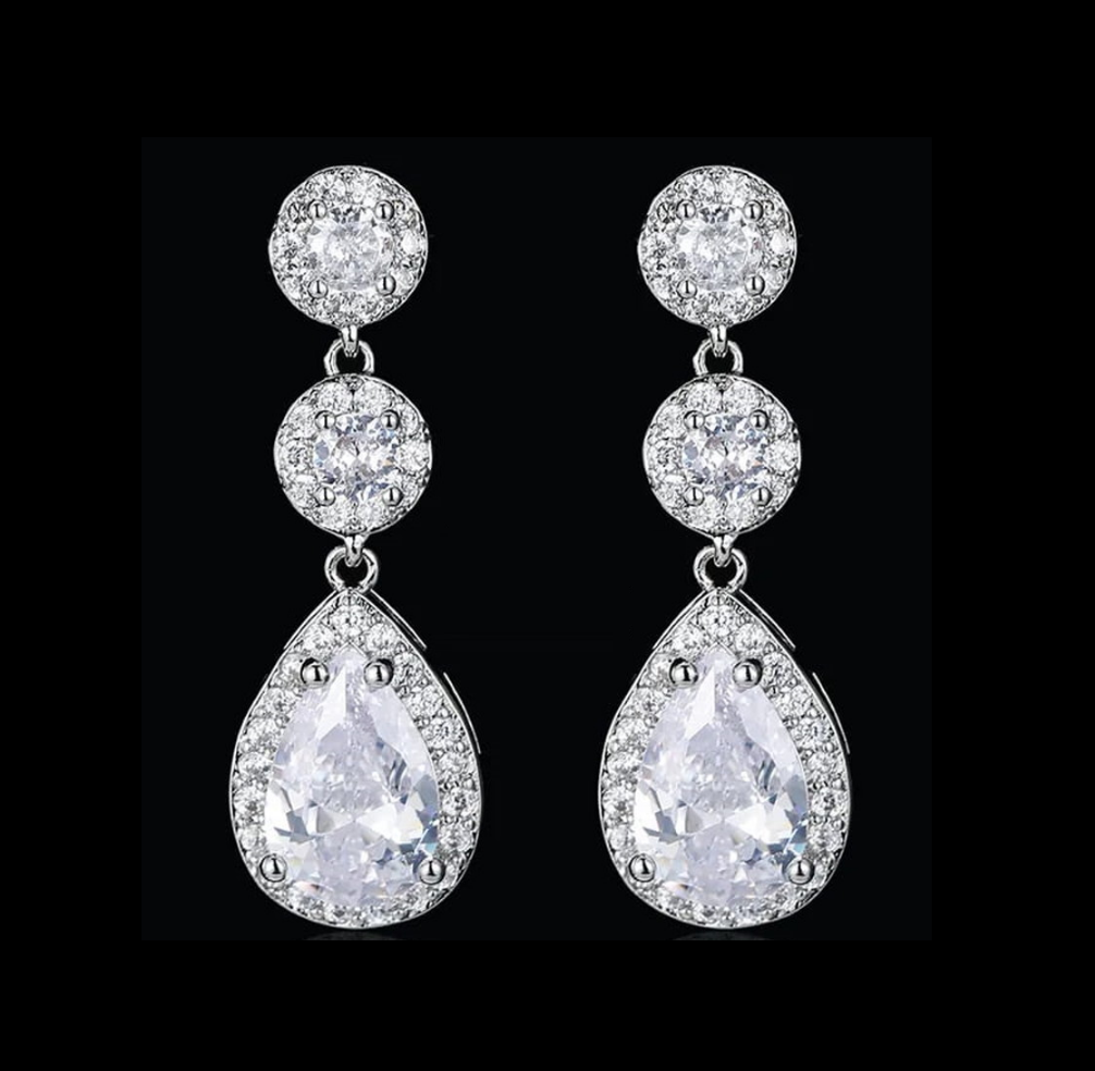 Detalhe da cravação de brinco de zircônia prateado luxo