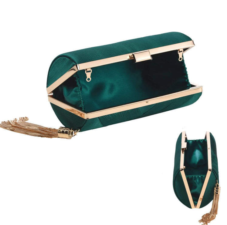 Espaço interno de bolsa clutch de festa verde com alça de corrente
