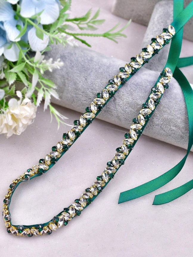 Cinto bordado verde esmeralda em vestido de madrinha