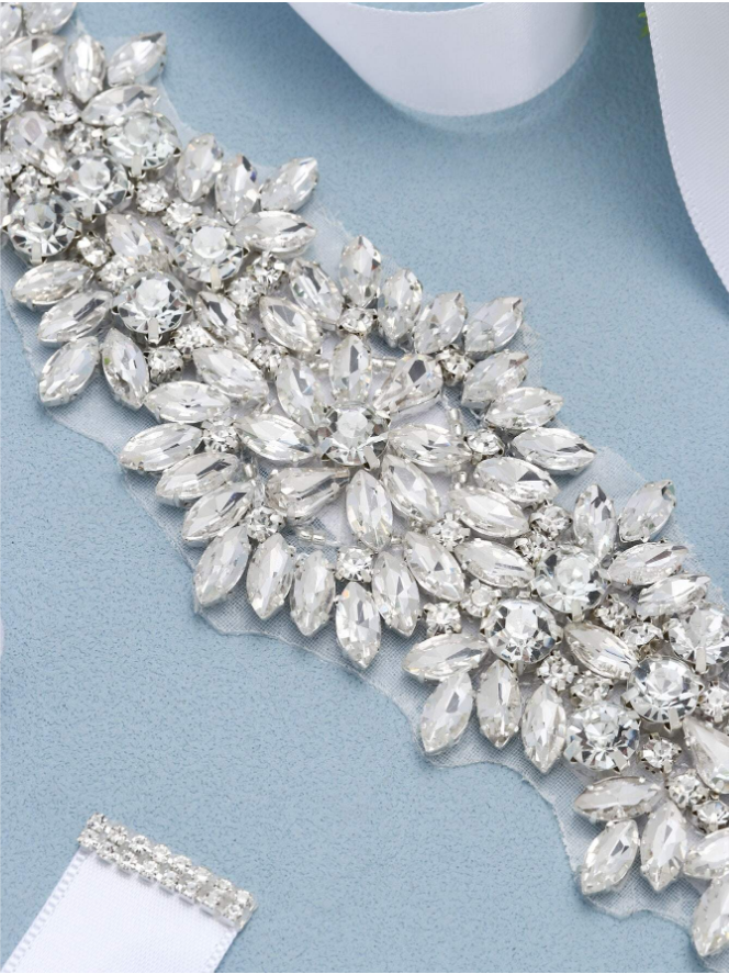 detalhe pedraria cinto para vestido de noiva