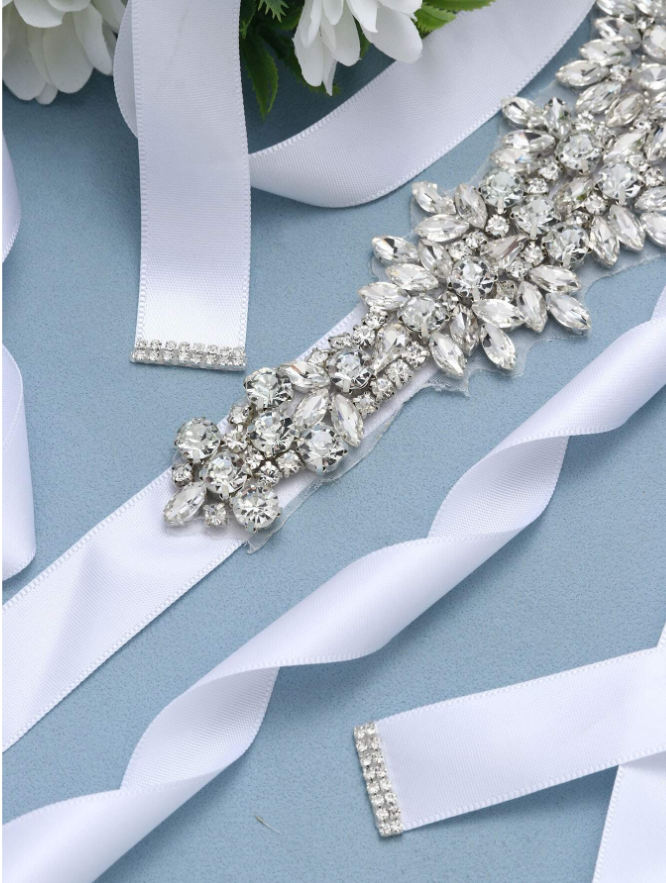 detalhe pedraria bordado cinto para vestido de noiva branco