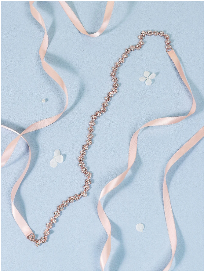 Cinto rosê de pedraria em vestido de madrinha rosa