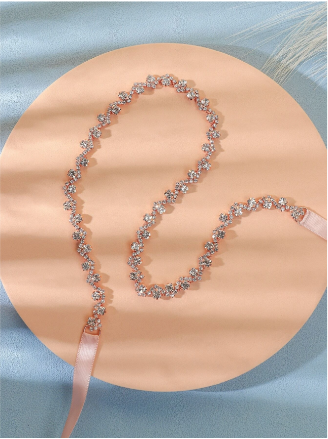 Cinto rosê de pedraria em vestido de madrinha rosa