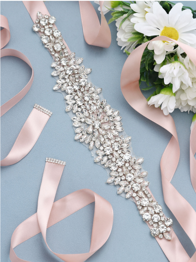 Cinto bordado rosê de pedraria em vestido de madrinha rosa