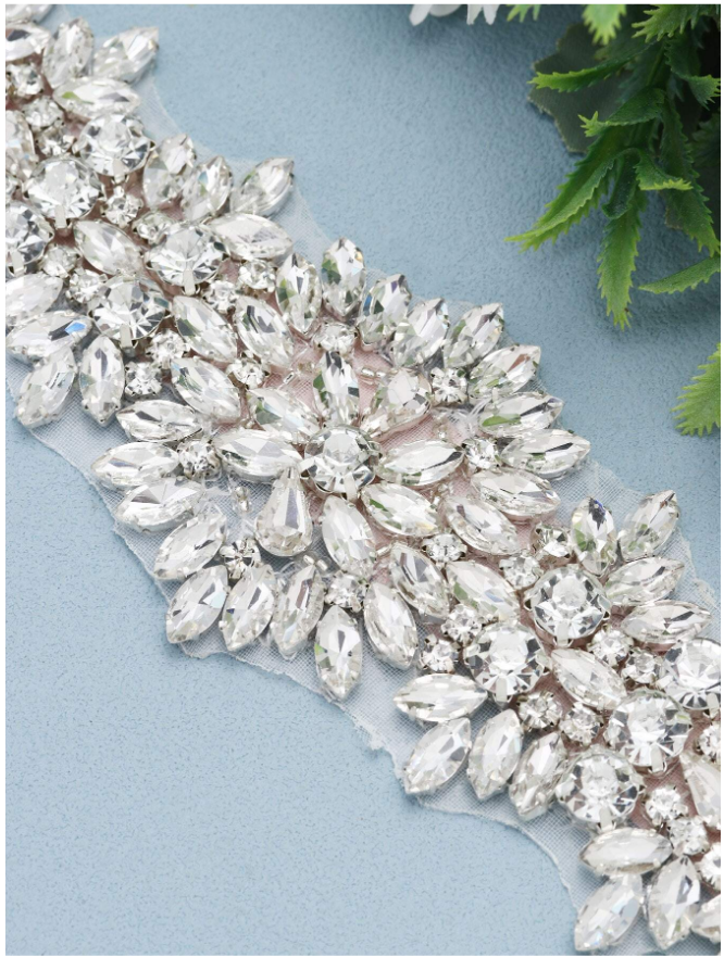 Cinto bordado rosê de pedraria em vestido de madrinha rosa