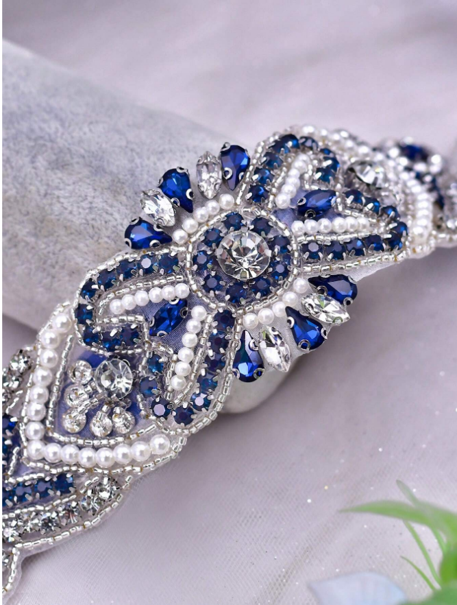 Detalhe da pedraria azul royal e cristais em cinto de festa luxo