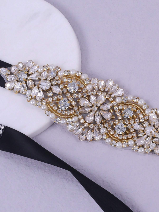 Cinto de festa preto bordado em vestido claro para destaque na cintura