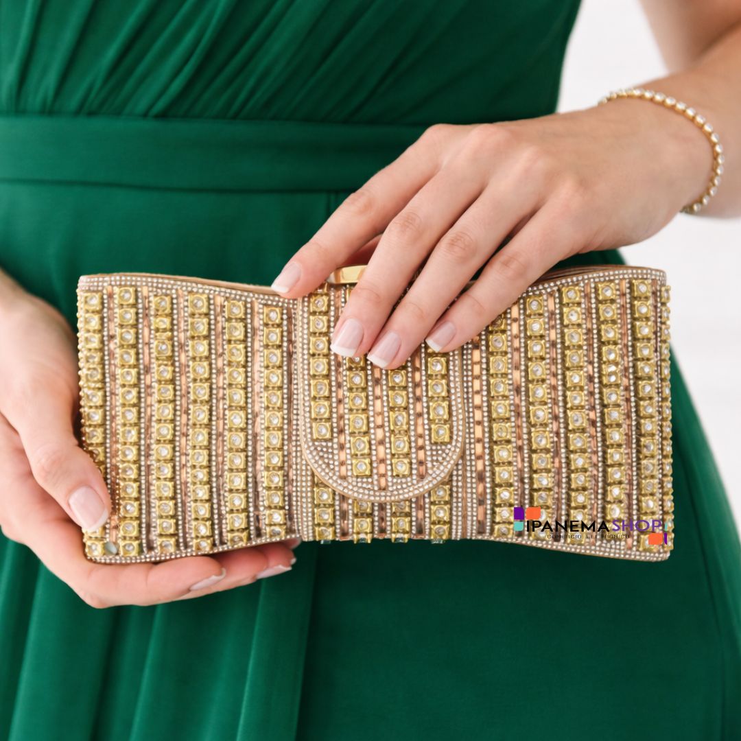 bolsa clutch formato laço toda em pedraria dourada