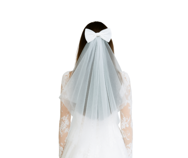 Noiva usando véu laço moderno de tule em cabelo semi-preso