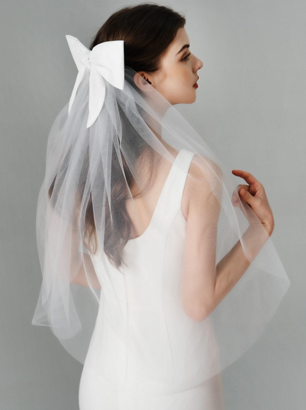 VÉU V108 - LAÇO (1) Noiva usando véu laço moderno de tule em cabelo semi-preso