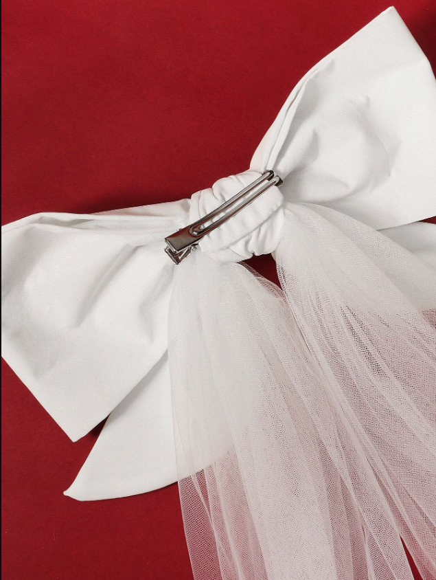 VÉU V108 - LAÇO (2) Detalhe de laço de tule para noiva com acabamento em presilha