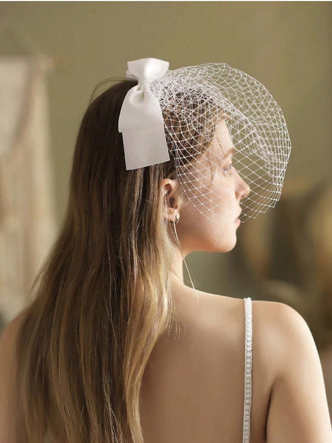 Close da rede voilette fixada em tiara luxo para noiva moderna