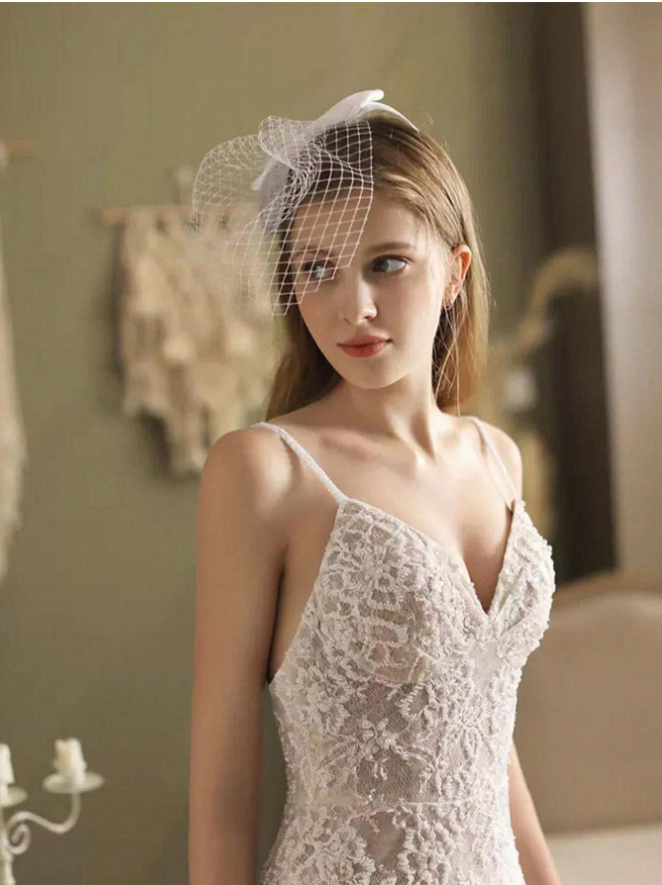 Close da rede voilette fixada em tiara luxo para noiva moderna