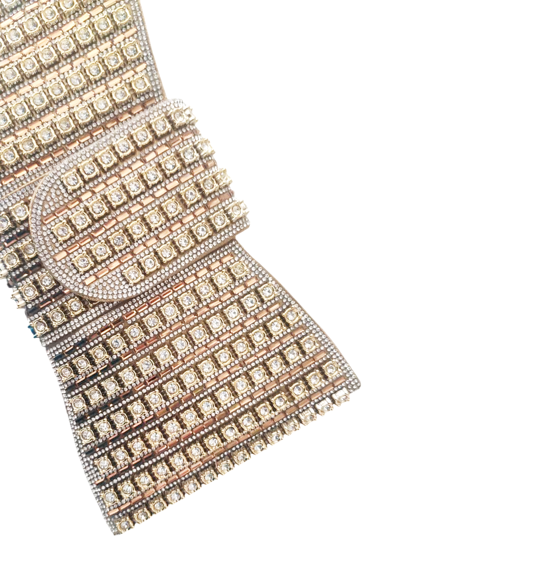 bolsa clutch formato laço toda em pedraria dourada