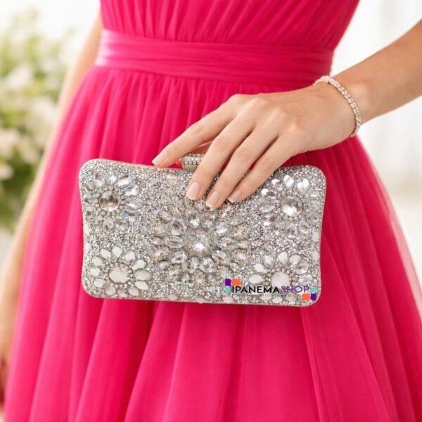 Bolsa clutch para madrinha prata com pedraria luxuosa de cristais na frente