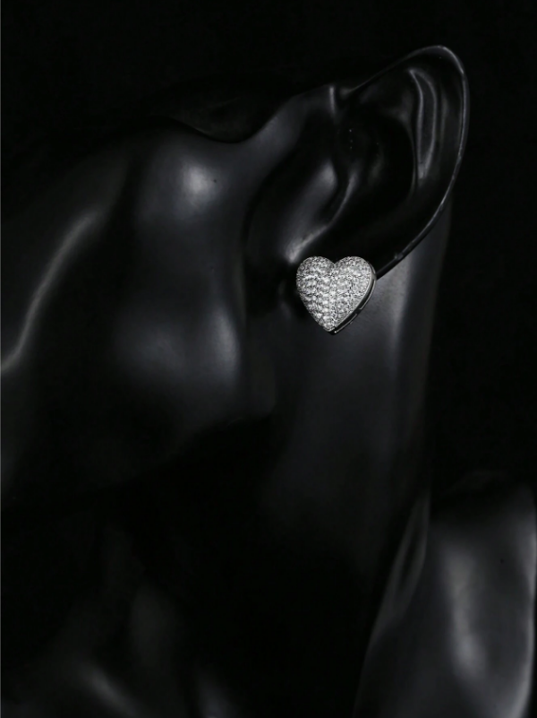 Brinco de coração pequeno cravejado com zircônias luxo
