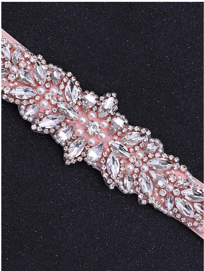 Cinto bordado rosê de pedraria em vestido de madrinha rosa
