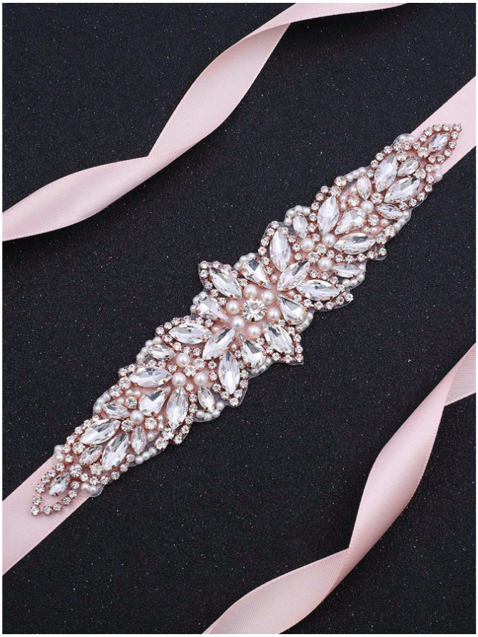 Cinto bordado rosê de pedraria em vestido de madrinha rosa
