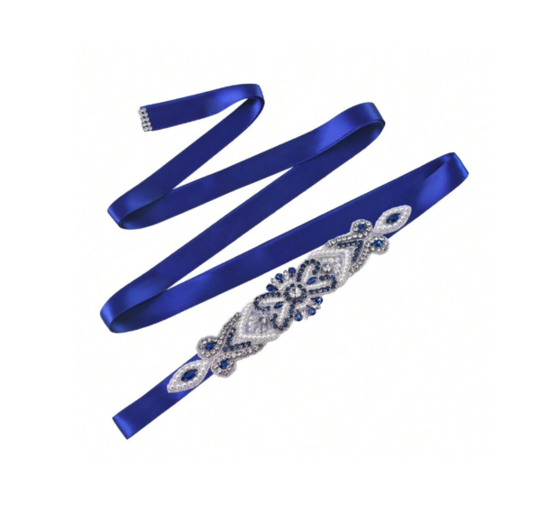 Cinto bordado azul royal em vestido de madrinha de casamento