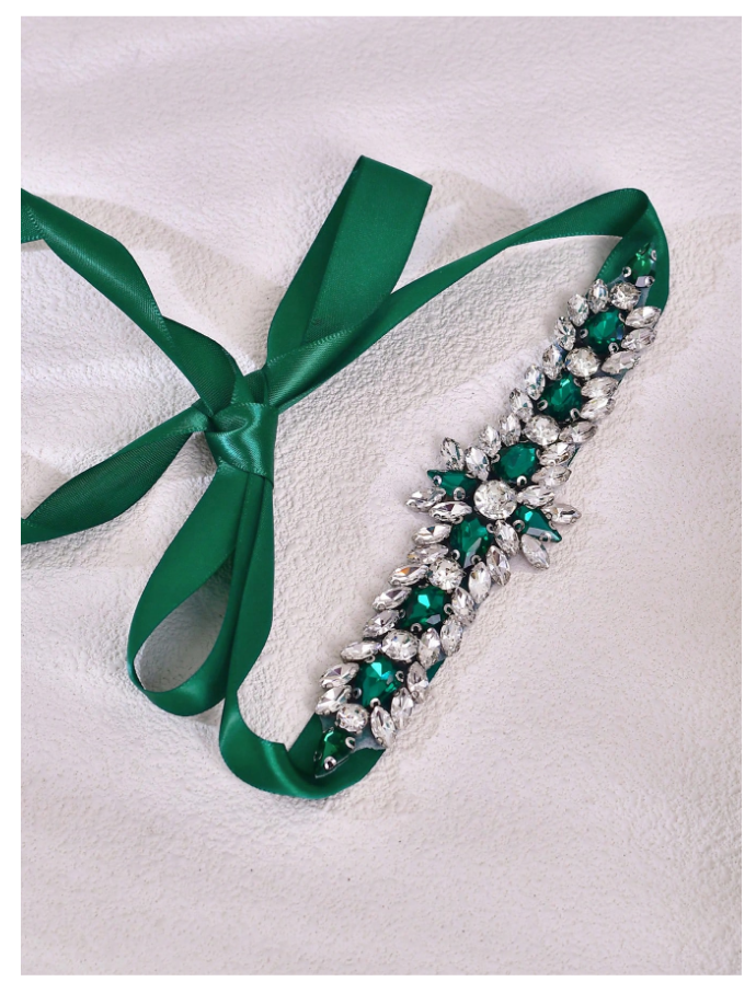 Cinto bordado verde esmeralda em vestido de madrinha