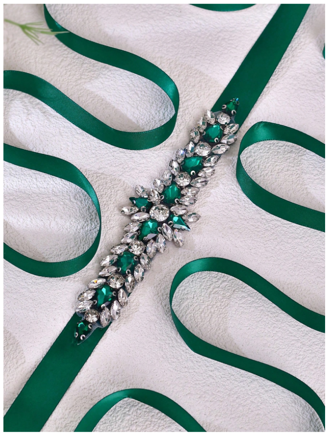 Close do bordado em pedraria verde para vestido de festa verde