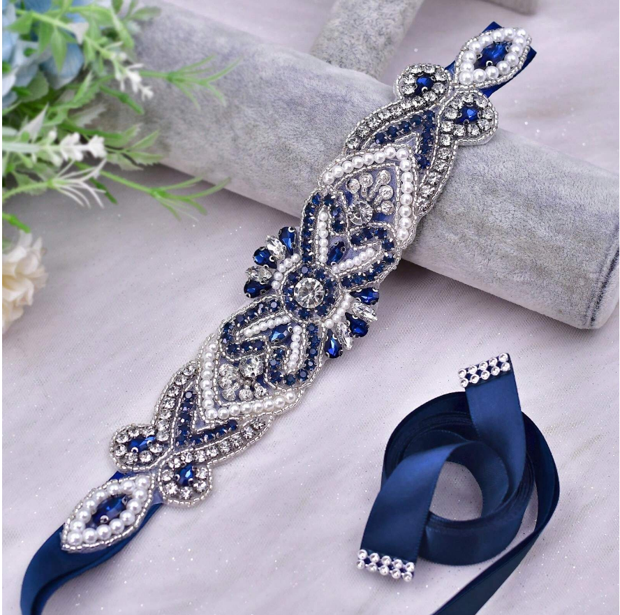 Cinto bordado azul marinho em vestido de madrinha de casamento