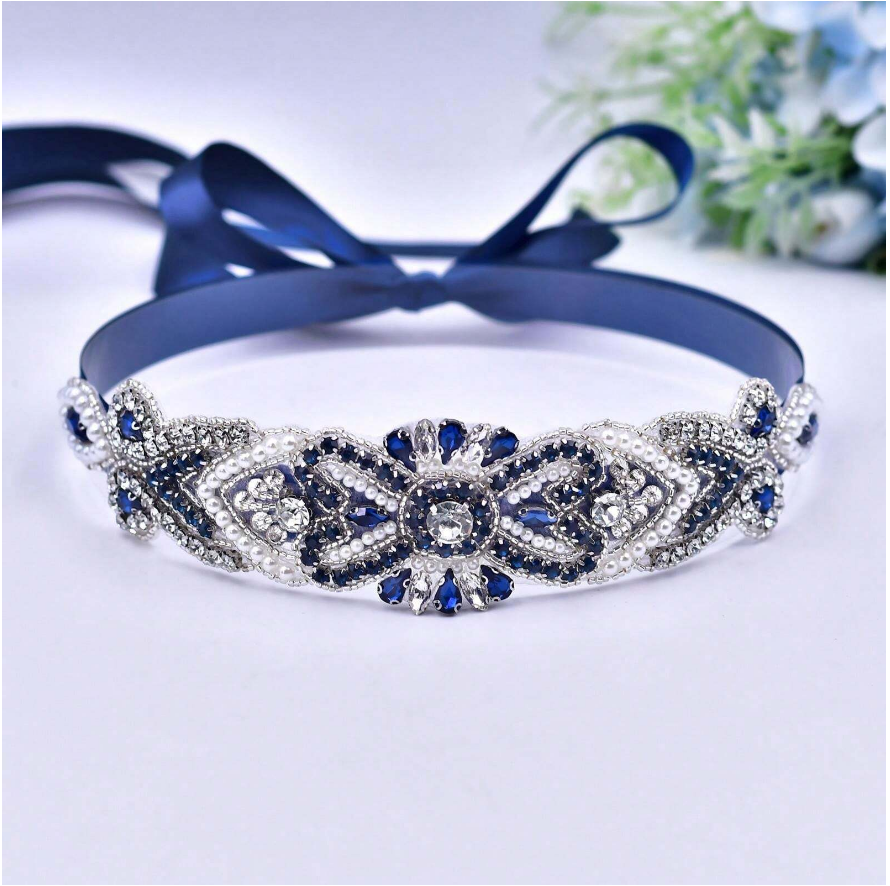 Cinto bordado azul marinho em vestido de madrinha de casamento