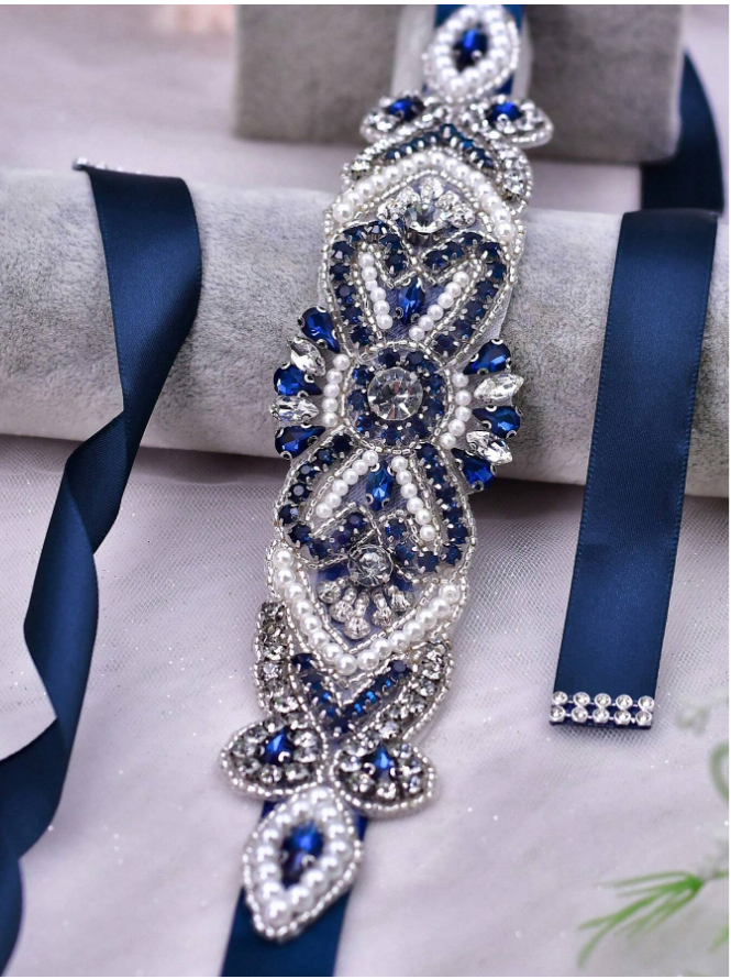 Cinto bordado azul marinho em vestido de madrinha de casamento