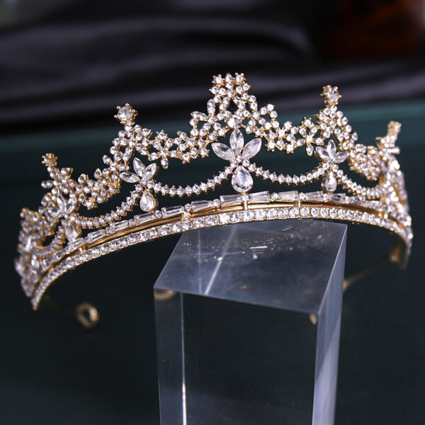 Coroa de noiva dourada clássica com cristais luxo cravejada
