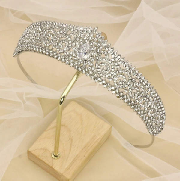 Tiara coroa arqueada de noiva com cristal gota central prateada
