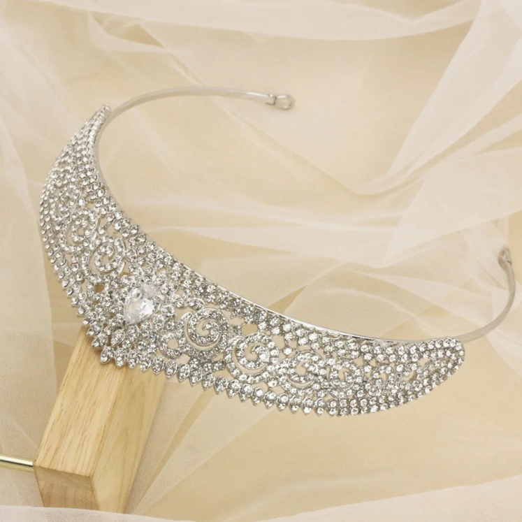 Tiara coroa arqueada de noiva com cristal gota central prateada