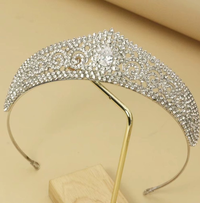 Close do cravejado de cristais em tiara luxo para casamento