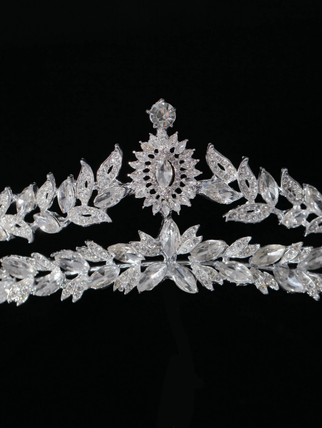 Close dos cristais navete em formato de folha para acessório de noiva