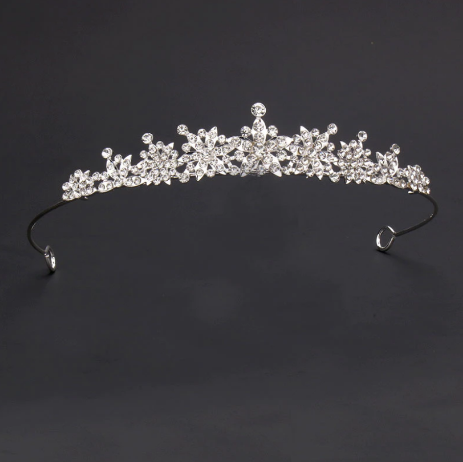 Tiara coroa delicada de flores prateada com cristais para noiva