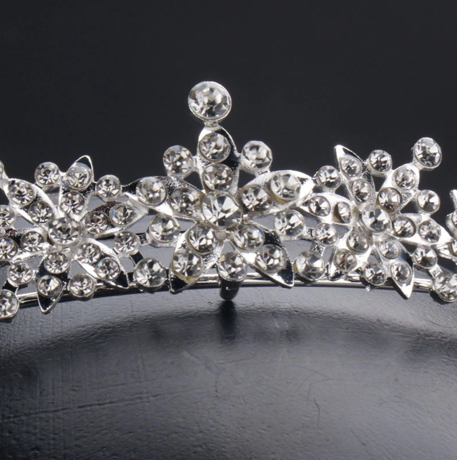 Tiara coroa delicada de flores prateada com cristais para noiva