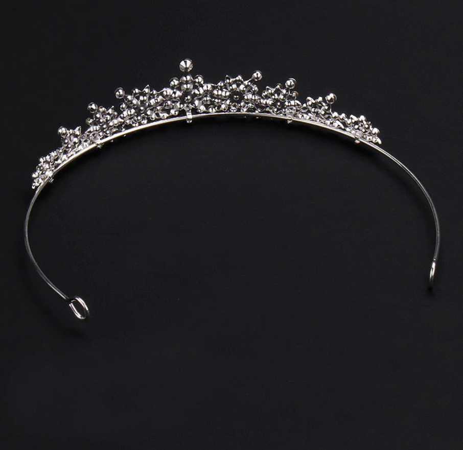Tiara coroa delicada de flores prateada com cristais para noiva