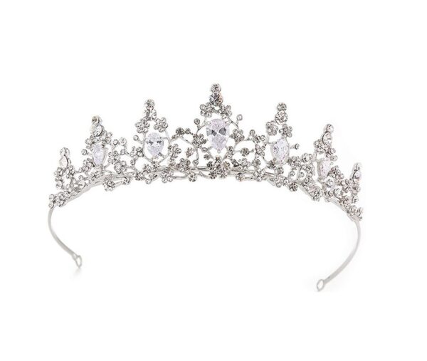 Coroa de noiva estilo barroco com flores e cristais gota