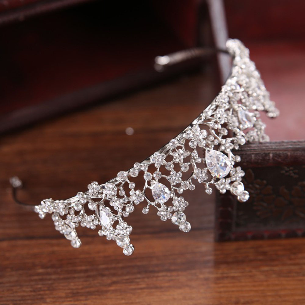 Coroa de noiva estilo barroco com flores e cristais gota