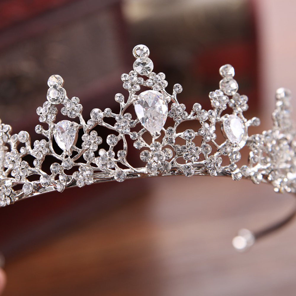 Detalhes cravejados de flores em coroa de luxo para debutante