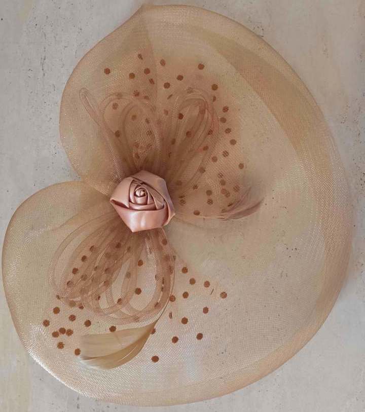 fascinator caramelo 1 Fascinator casquete caramelo chapéu vintage para noiva ou madrinha