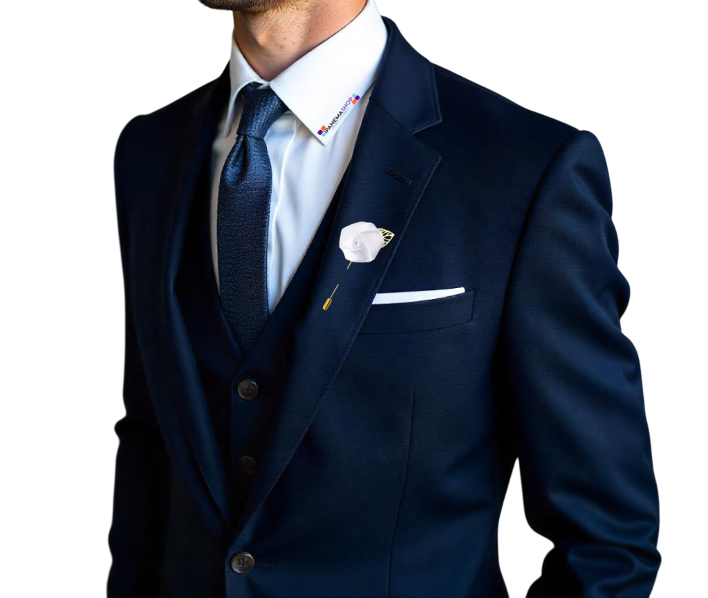 Flor de lapela para noivo de cetim branca em terno azul marinho