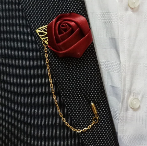 Flor de lapela marsala para noivo padrinho pai da noiva