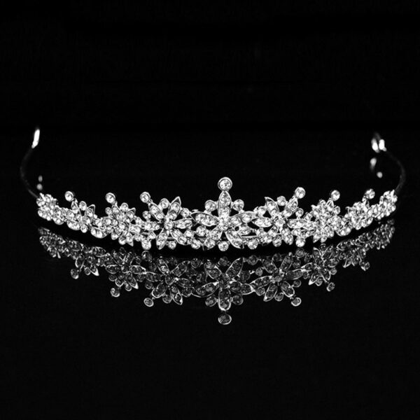 Tiara coroa delicada de flores prateada com cristais para noiva