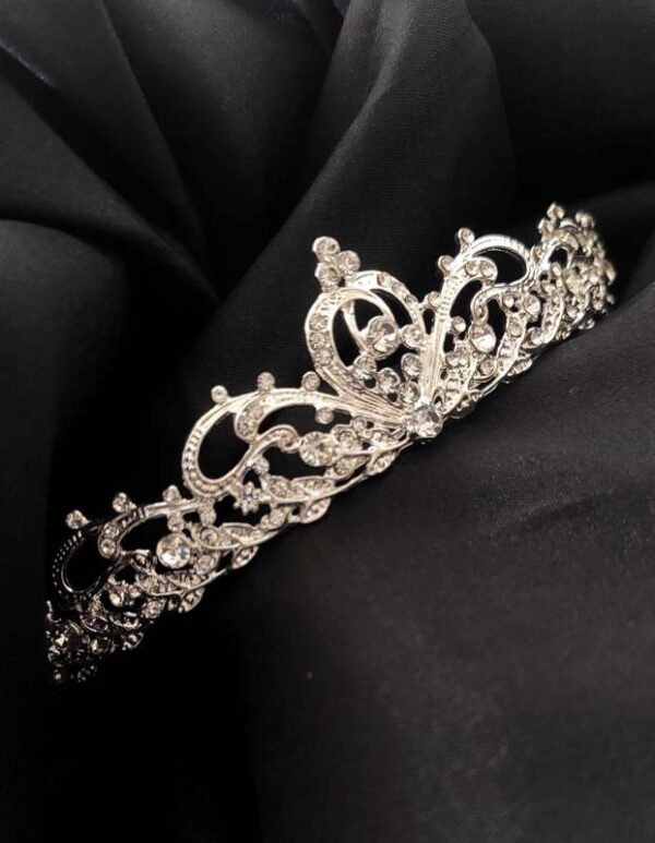 Tiara coroa delicada com arabescos de cristais para daminha e noiva