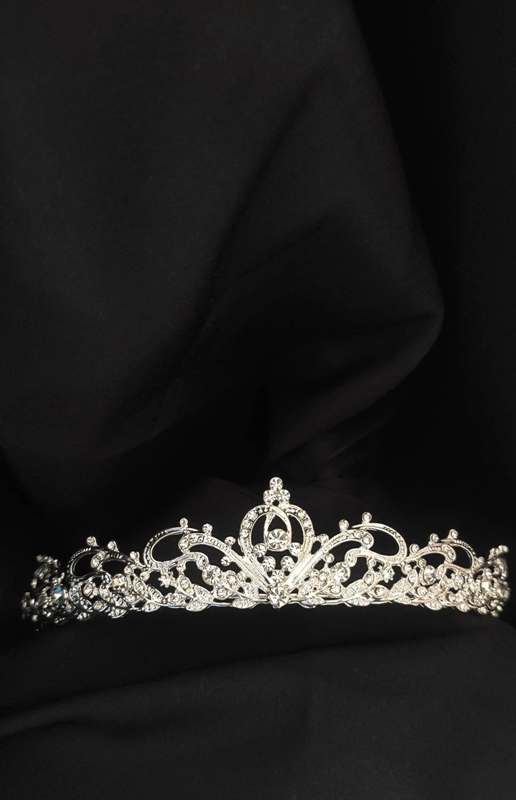 Tiara coroa delicada com arabescos de cristais para daminha e noiva