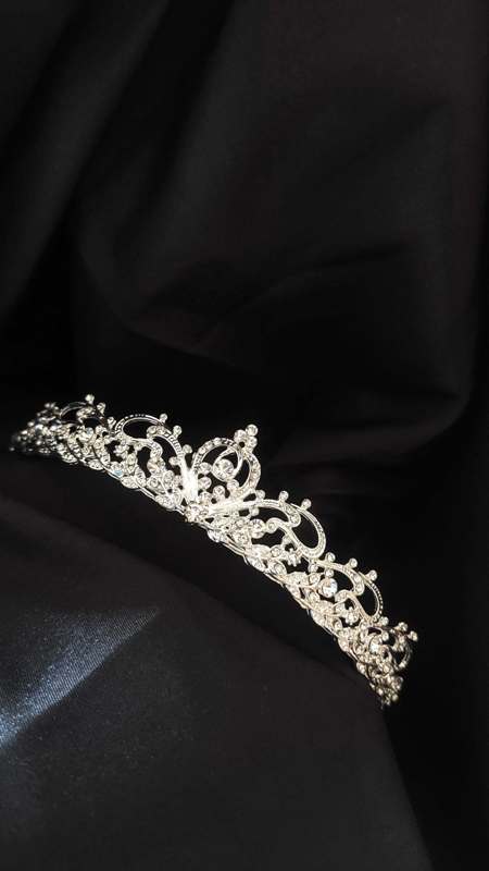 Tiara coroa delicada com arabescos de cristais para daminha e noiva