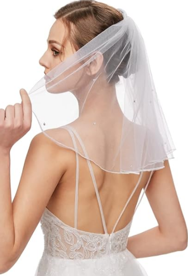 Véu curto para noiva com aplicação de strass e brilho