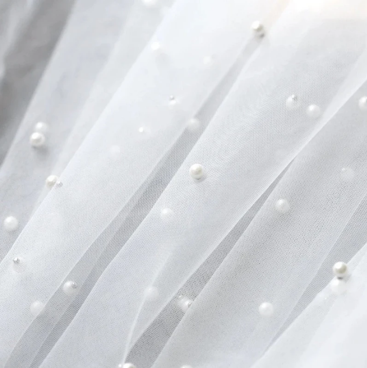 Close das pérolas aplicadas em véu nupcial de 90 centímetros