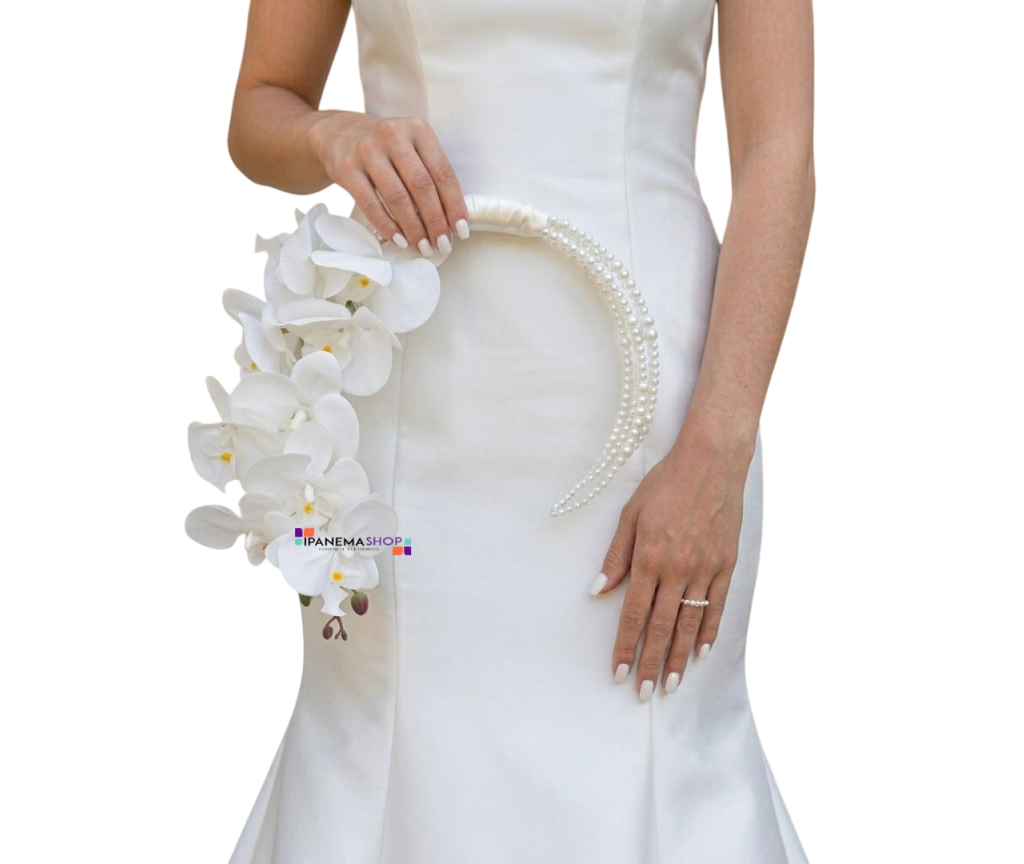 Noiva usando vestido sereia de cetim segurando um hoop bouquet de orquídeas brancas e pérolas